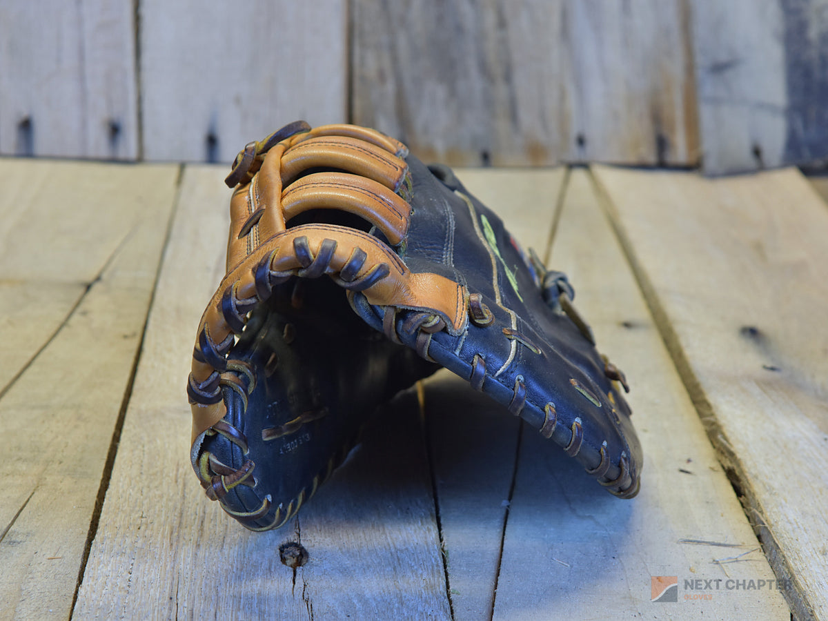 Wilson A2000 A2800 13" RHT 1B Mitt