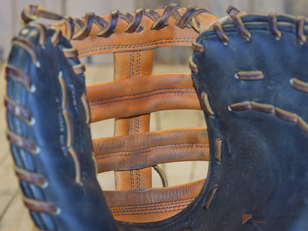 Wilson A2000 A2800 13" RHT 1B Mitt