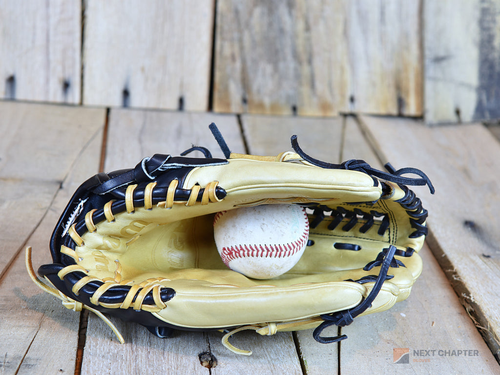 Wilson A2000 D33 11.75" RHT Baseball Glove